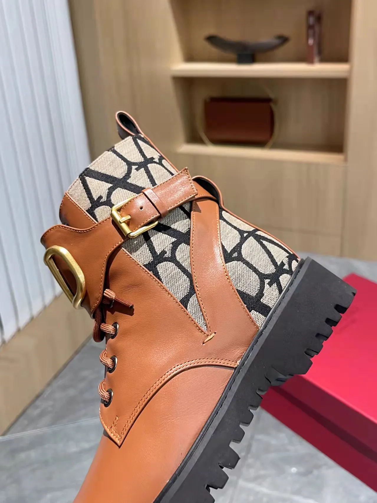 👟👟Ex-factory price 540👟👟 𝑉𝐴𝐿𝐸𝑁𝑇𝐼𝑁𝑂 Valentino's new autumn and winter Martin boots. The unique [V logo fabric print pattern] brings out a full sense of high-end, worth buying★Absolutely high-grade❥Original method Absolute sensibility❥Elegant style Create a different feeling, simple and elegant style!  Fabric: fabric printed cloth + imported cowhide. Lining: inner sheepskin. Bronze large buckle with high-end printing. Color: black, brown. Size: 35-41. (42 customized items cannot be returned or exchanged)